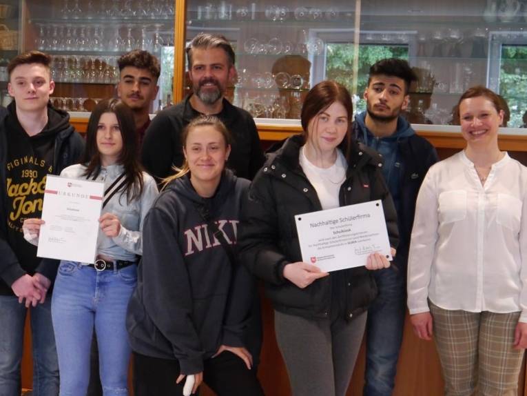 Vier Männer und vier Frauen. 